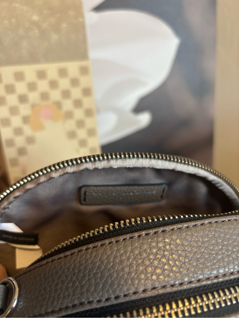 Marc Jacobs Oval Pebbled Leather Crossbody in Gray with Detachable Strap - Picture 8 of 12
